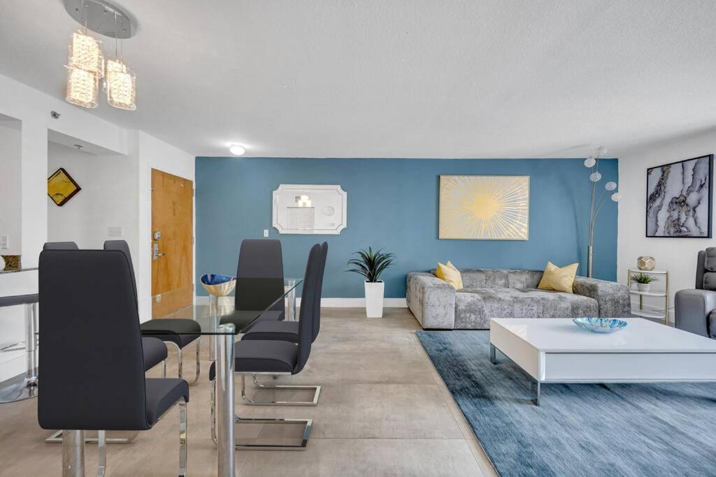 37th Floor Amazing Spacious Unit With Parking